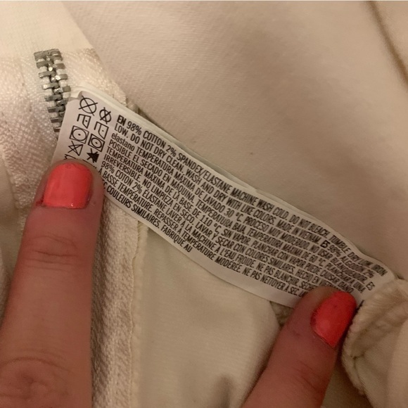 White skirt with zipper detail​​​​​ - Picture 3 of 4